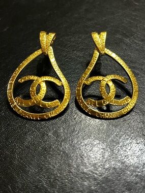 Vintage ChaneI Gold Tone Tear Drop Letter Logo Dangle Earrings